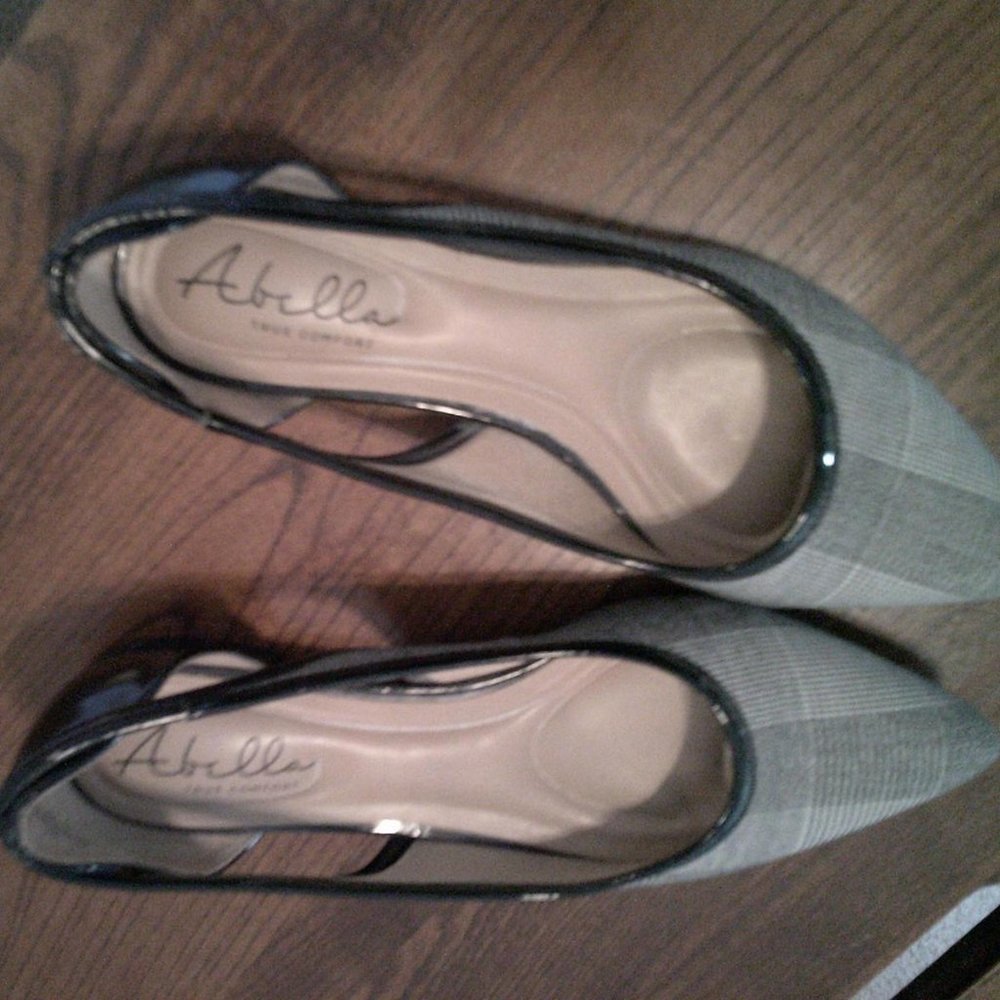 NWOT Abella Plaid Pointed-Toe Flats (7M)